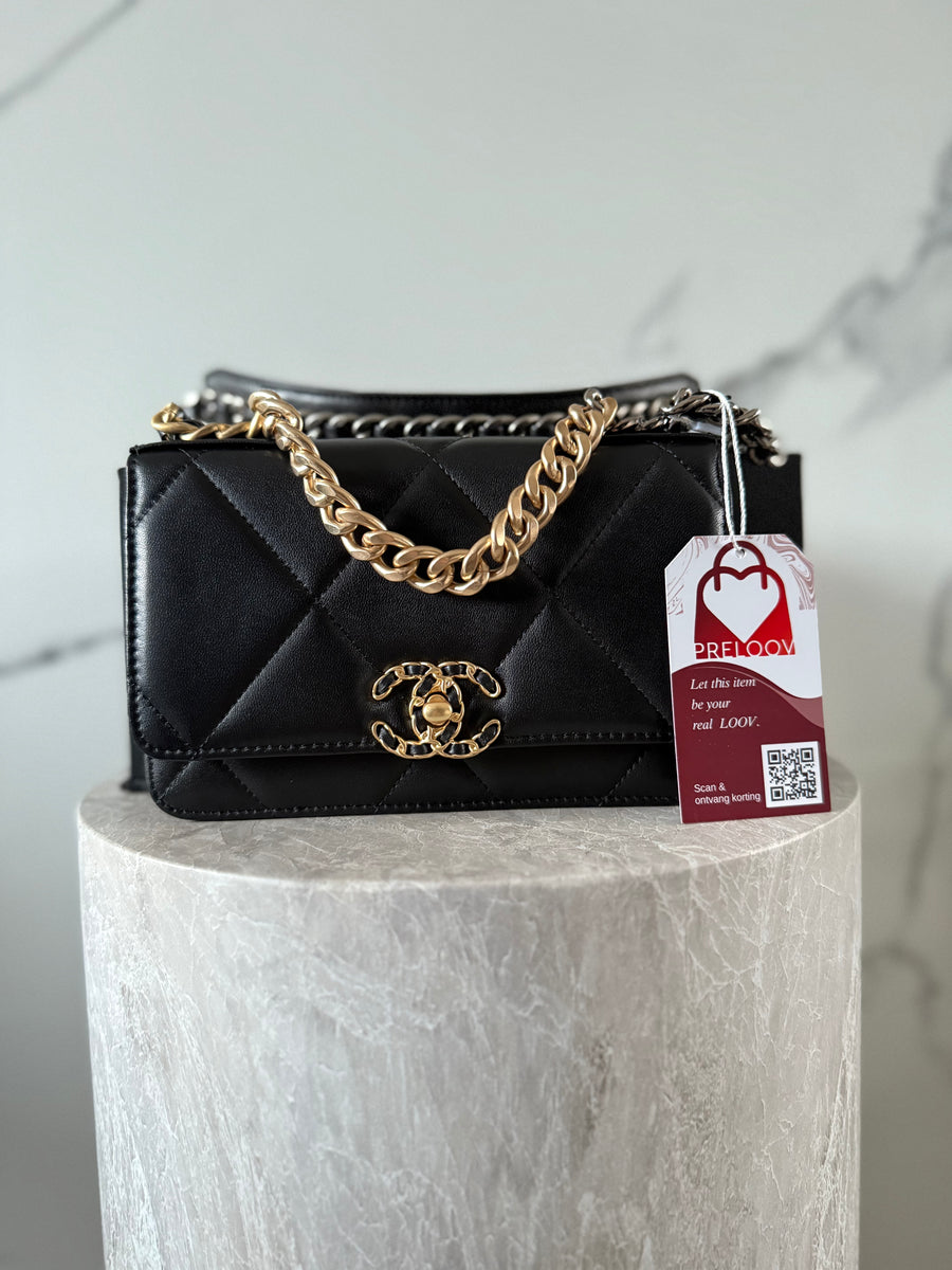 CHANEL 19 Wallet On Chain Zwart Glanzend Lamsleer Goud- en Zilverkleurig Metaal AP3267